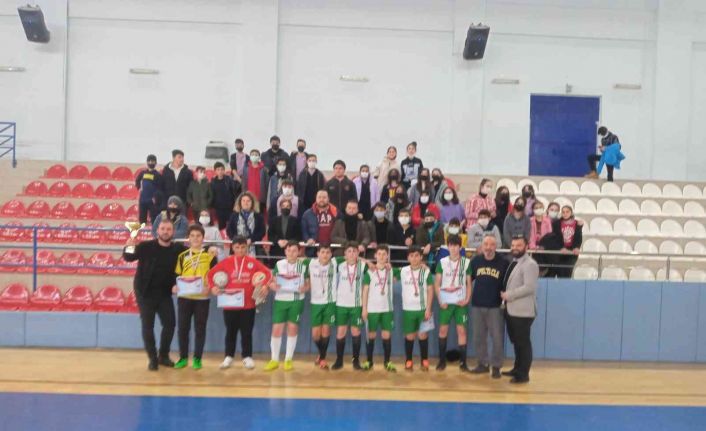 Futsal müsabakalarında Sinop TOKİ Şehit Fatih Erer Ortaokulu birinci oldu