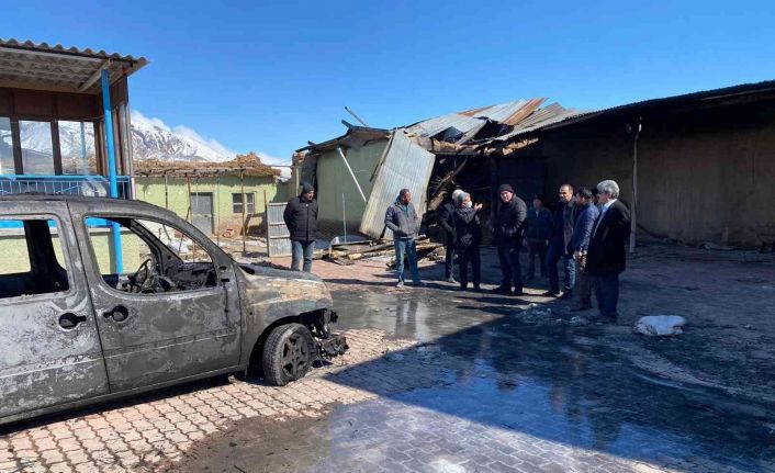 Garajda çıkan yangında hafif ticari araç, traktör ve 4 motosiklet kullanılamaz hale geldi