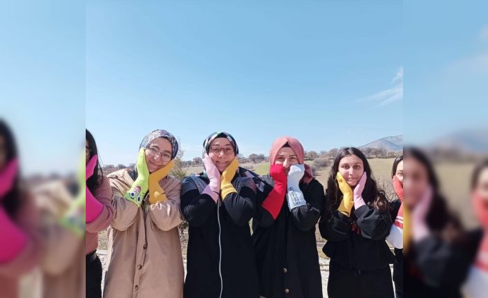 Gediz MYO öğrencileri, “farklı renk çoraplar” hareketine ortak oldu