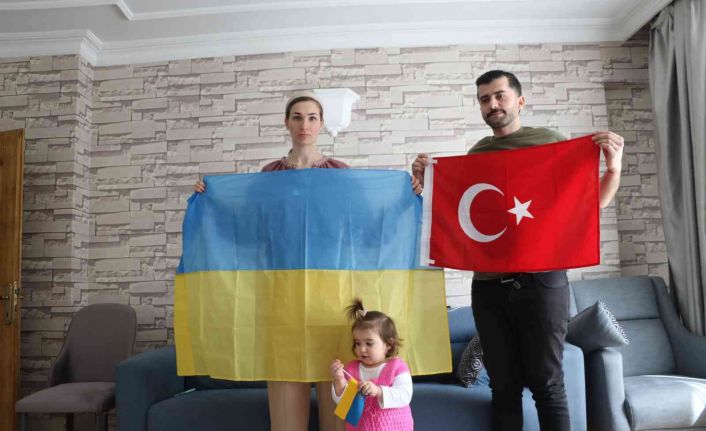 Gözyaşlarıyla Türk eşine kavuşan Ukraynalı kadın: “Annem askerlere yemek yapıyor, babam orduya katıldı, ‘vatan haini değiliz’ dediler ülkeyi terk etmediler”