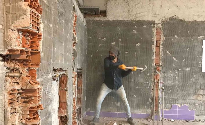 Gündüz inşatta, akşam spor salonunda ter döküyor