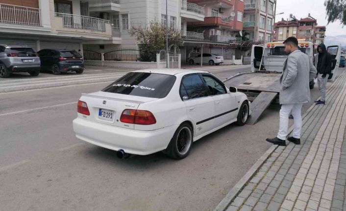 Gürültü kirliliği oluşturan araç sürücüne ceza kesilip, araç trafikten men edildi