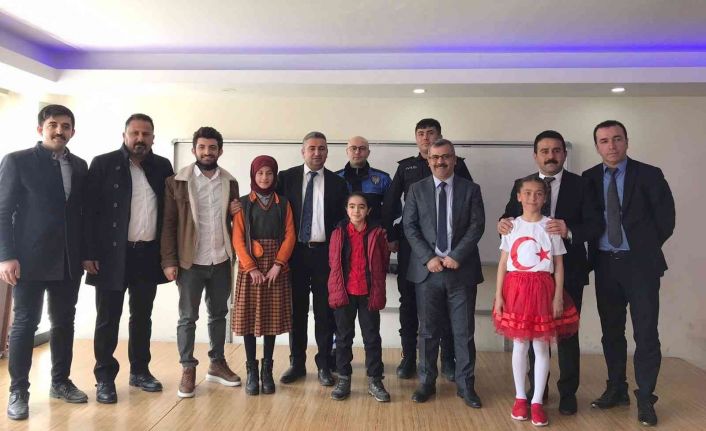 Hakkari’de "İstiklâl Marşı’nı Güzel Okuma Yarışması" yapıldı