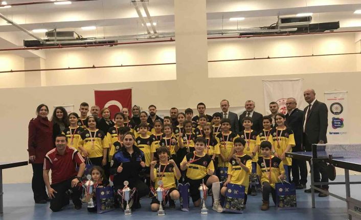 “Hayata Renk Verelim” projesinde başarı gösteren sporculara ödülleri verildi