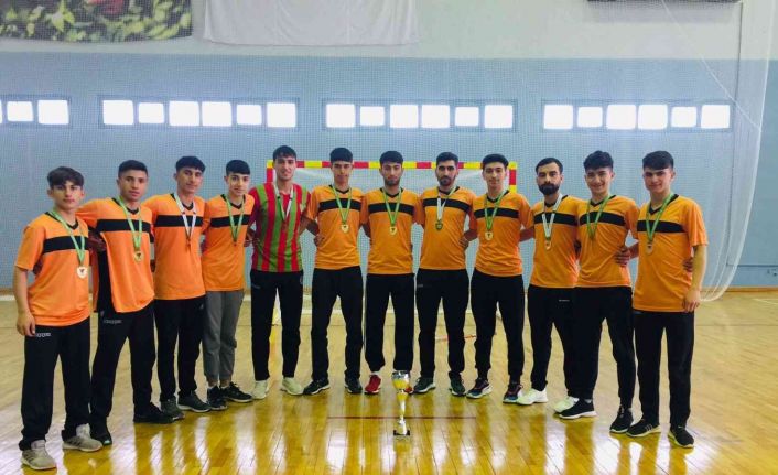 Hokey liginde şampiyon olan Diyarbakır Peyasspor’un sporcuları eğitimde de öncü