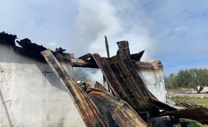 İki odalı ev yangında kullanılamaz hale geldi