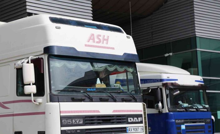 İran Ukrayna plakalı tırların sınırlarından geçişlerine izin vermeyince Sarp Sınır Kapısında geri dönüş yoğunluğu başladı