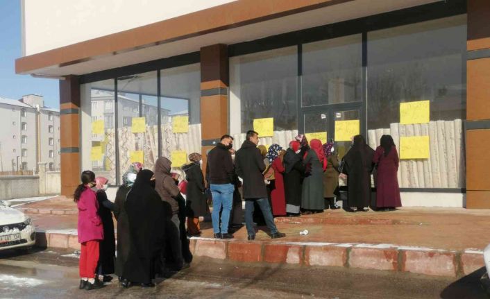 İş yeri halılarda indirme gitti, vatandaşlar eksi 4 derecede mağazaya akın etti