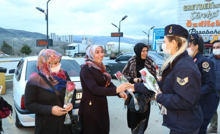 Jandarma astsubaylar kadınlara karanfil verdi