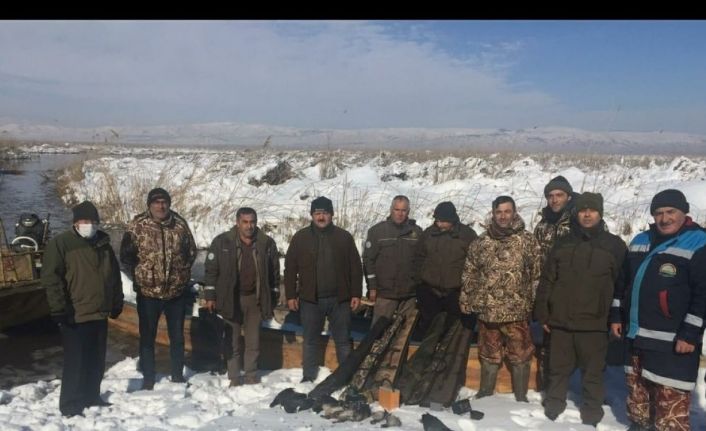 Kaçak avcılar, vurdukları hayvanlarla yakalandı