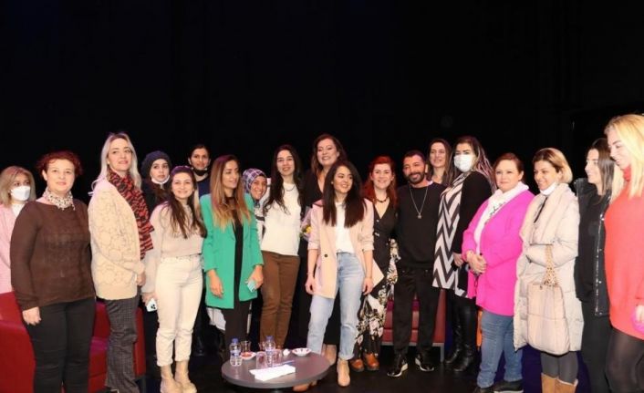 Kadınlar 8 Mart için Ataşehir’de bir araya geldi