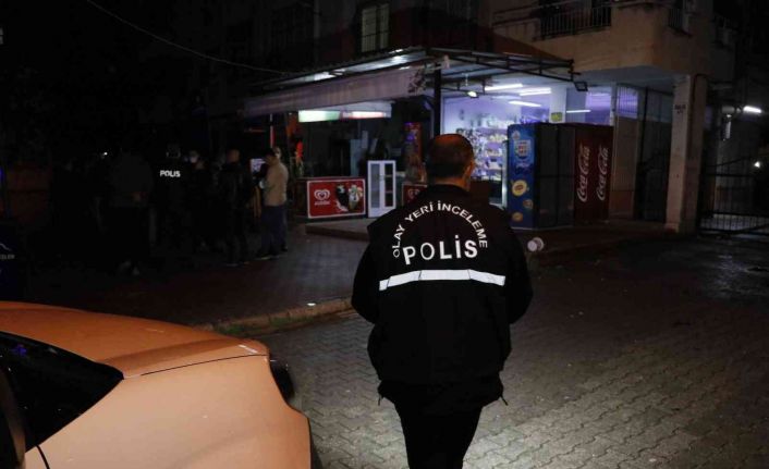 Kaldırımda yürürken uğradıkları silahlı saldırıda yaralanan 2 kişi tekel bayiye sığındı