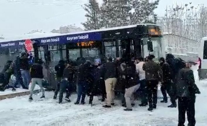 Kar nedeniyle yollar buz pistine döndü, araç sürücüleri zor anlar yaşadı