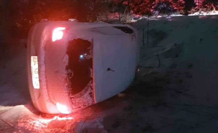 Karda kayan araç şarampole yuvarlandı: 4 yaralı