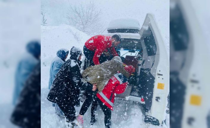 Karda mahsur kalanların imdadına UMKE yetişiyor
