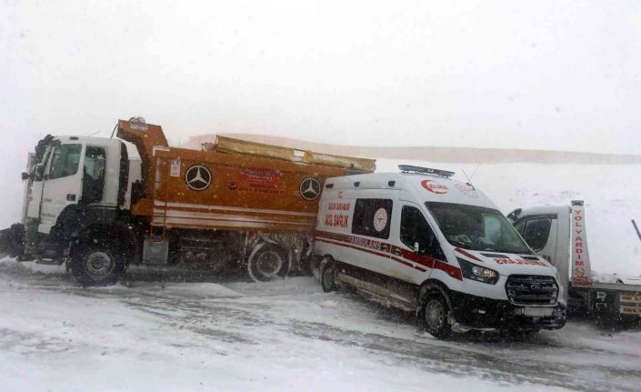 Karlı yolda kayan araçlar ambulansa çarptı