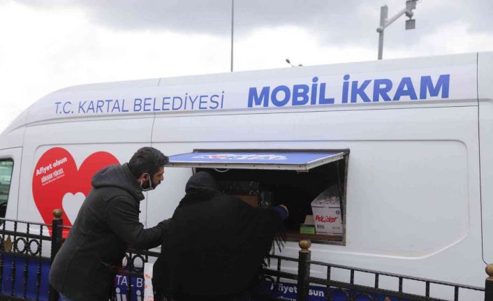 Kartallılara soğuk havada sıcak çorba ve çay ikramı