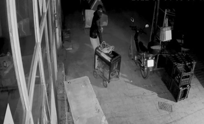 Kasabın jeneratörünün çalınma anı kamerada