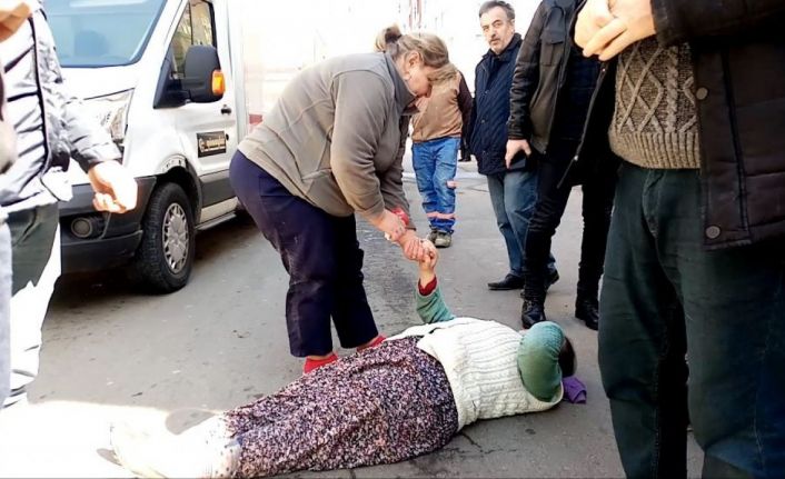 Kazada duygusal anlar: Yaralanan engelli genç kızın elini ambulans gelene kadar bırakmadı