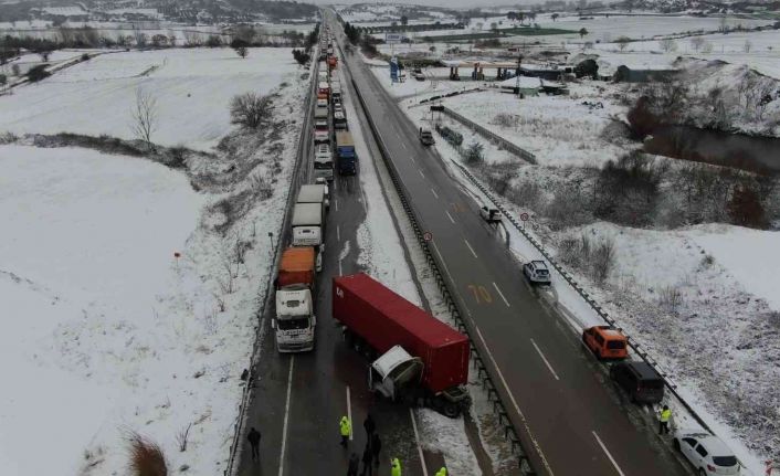 Kilometrelerce kuyruk oluştu...Tır, karda kaza yaptı Bursa İzmir karayolu felç oldu