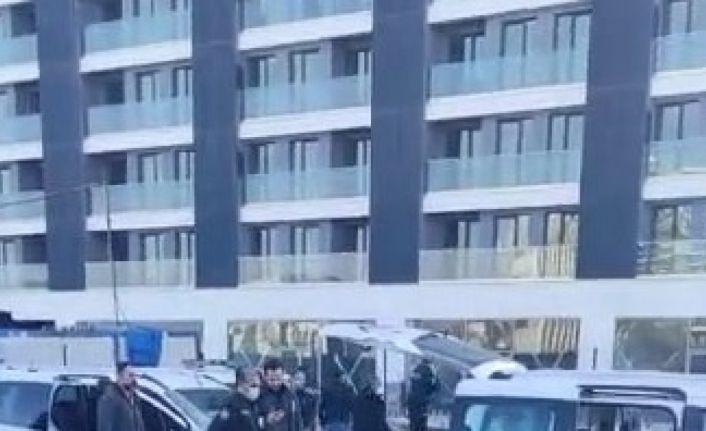 Küçükçekmece Adliyesi önünde 2 taraf arasında çıkan silahlı çatışmada 3 kişi hayatını kaybederken 3 kişi ise yaralandı. Polis ekipleri olaya ilişkin geniş kapsamlı çalışma başlattı.