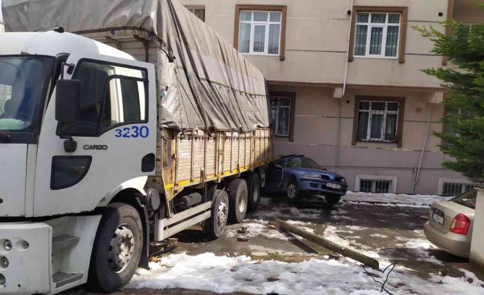Küçükçekmece’de feci kaza kamerada: Freni boşalan kamyon sürüklediği otomobille birlikte binaya çarptı
