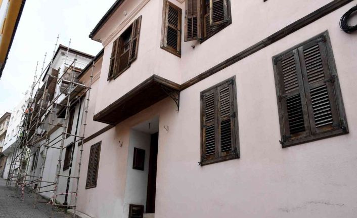 Kuşadası’nın iki tarihi evi kültür ve sanat merkezine dönüşüyor