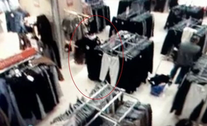 Mağazada müşterinin çantasından para çalan hırsız, aynı işyerindeki güvenlik görevlisi çıktı