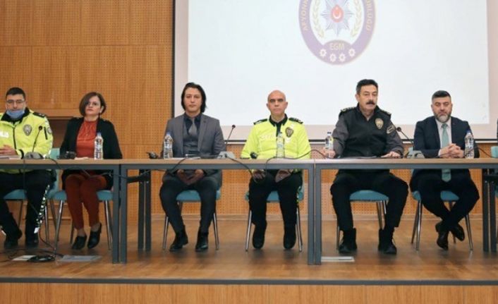 Mahallelerde huzur ve güvenin arttırılması için polisler muhtarlarla bir araya geldi