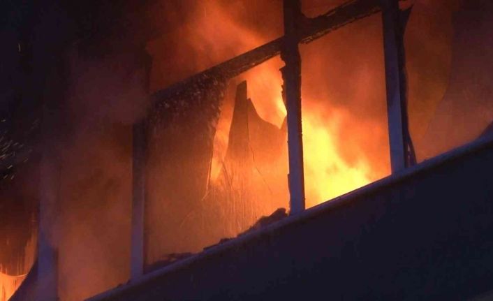 Maltepe’de 3 kişinin yaşadığı ev yandı, vatandaşlar sosyal medyada canlı yayın yaptı