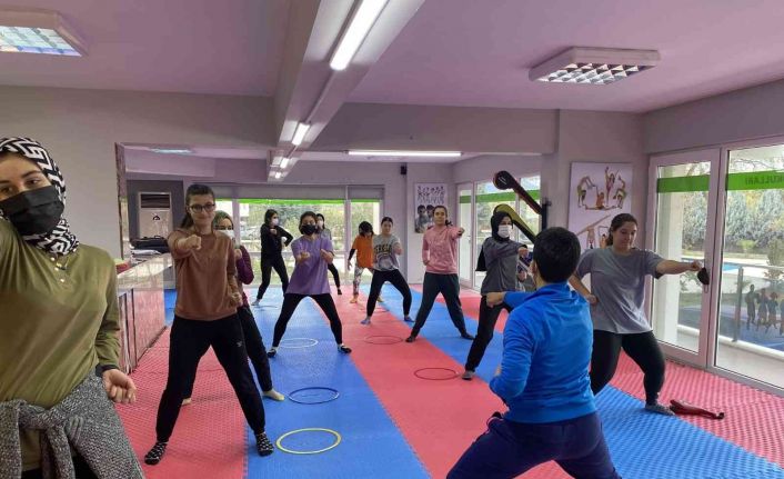 Manisa Gençlik ve Spor İl Müdürlüğünden kız öğrencilere savunma eğitimi