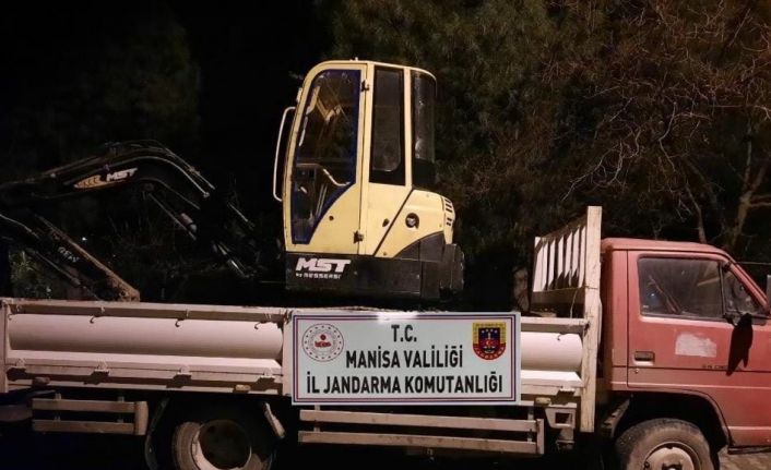 Manisa’da sit alanında iş makinesiyle kazıya suçüstü