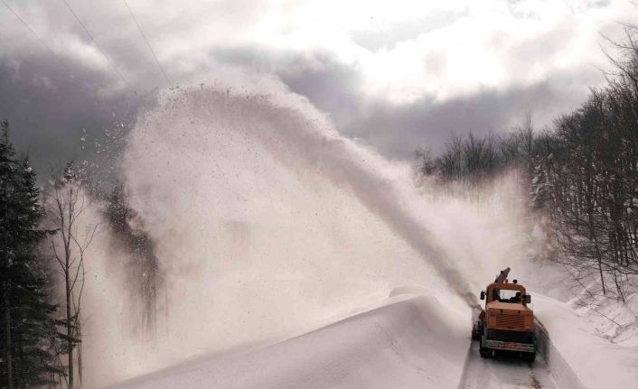 Mart bitti, kar esareti bitmedi: 2 metre karla zorlu mücadele