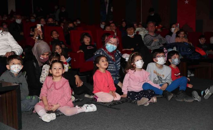 Merkezefendi Belediyesi Kent Tiyatrosu’nun sergilediği oyuna miniklerden yoğun ilgi