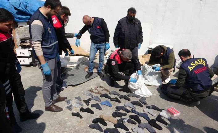 Mersin’de bir evde çoraplara sarılı 40 silah ele geçirildi
