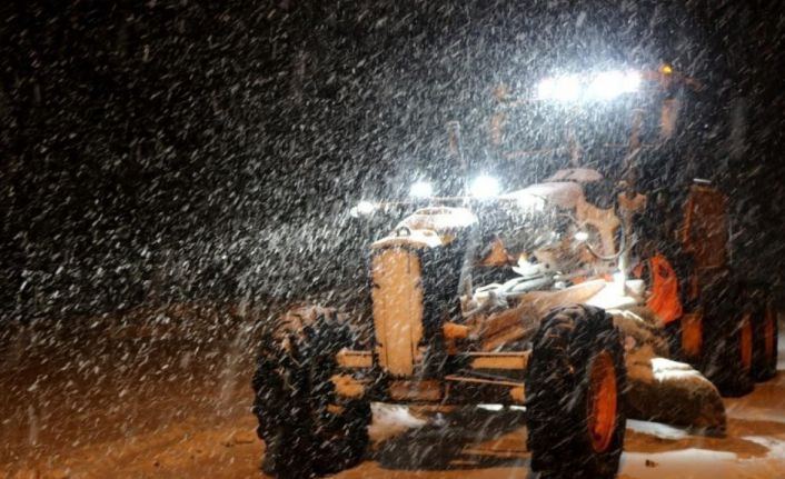 Meteoroloji uyarmıştı, Doğu’nun yüksek rakımlı geçit noktalarında kar ve tipi etkili oldu