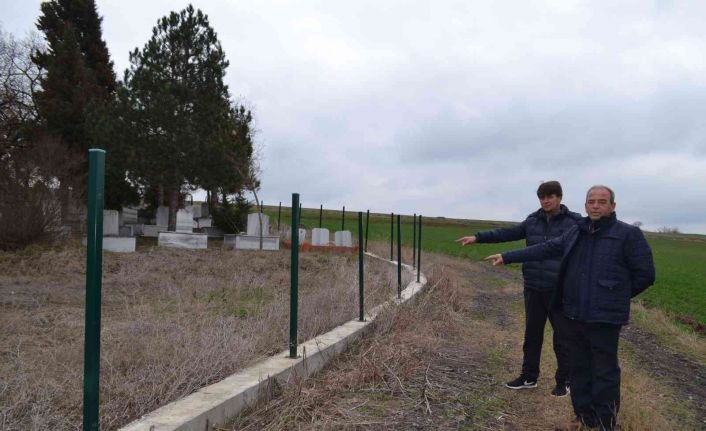 Mezarlık demirlerini çalan hırsızlara muhtardan tepki: “Diriye saygıları yok ki ölüye saygıları kalsın, yazık olsun”
