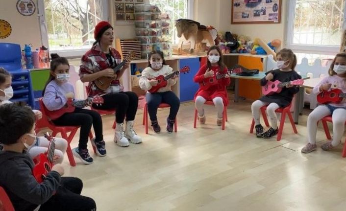 Minikler ukulele öğrenip türküler söylüyor
