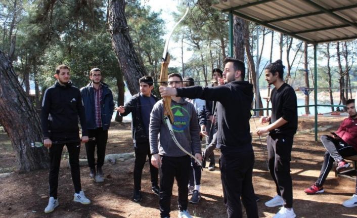 Öğrenciler doğa sporları dersi uygulamalarını kampta yaptı