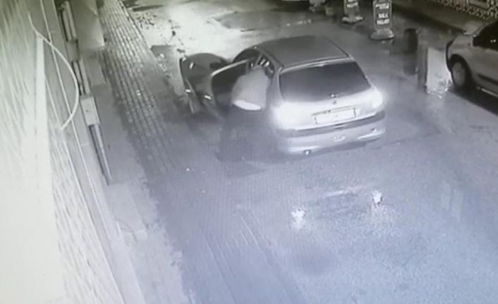 Otomobili ile sokak üzerindeki rögar kapaklarını çalan şüpheli böyle görüntülendi