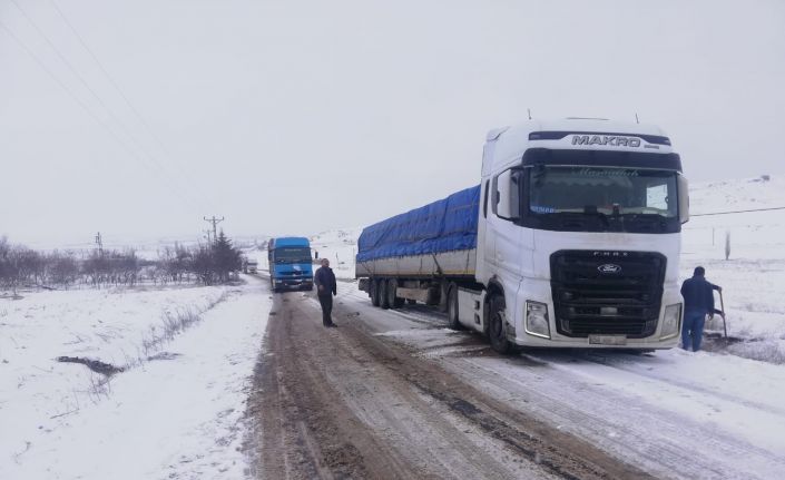Özel İdare ekipleri karla mücadeleye devam ediyor