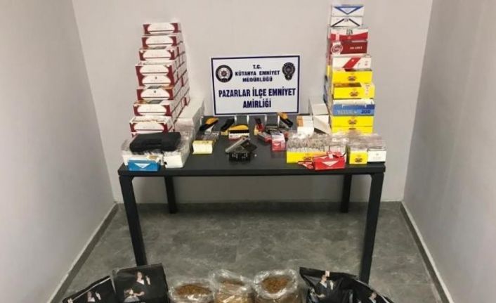 (ÖZEL) Kütahya’da polisin ’dur’ ihtarına uymayan araçtan kaçak tütün ve kurusıkı silah çıktı