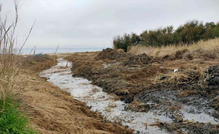 Plaj alanı açmak için dere yatağını değiştirdiler
