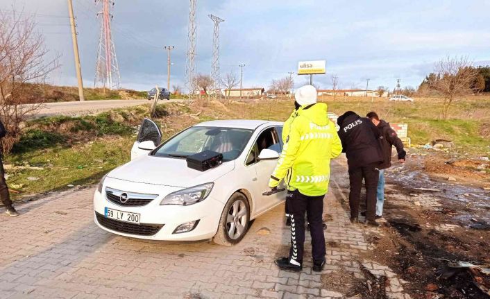 Polisin ’dur’ ihtarına uymayan arabada polis çakarı ve kesici aletler bulundu