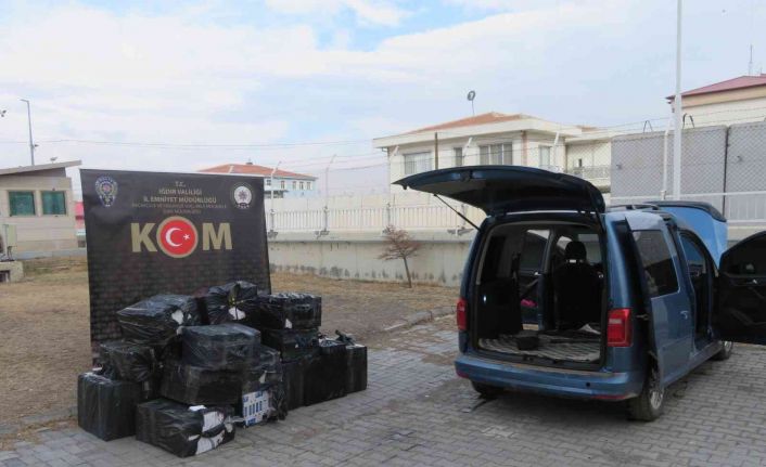 Polisin "dur" ihtarına uymayan araçtan 15 bin paket kaçak sigara çıktı