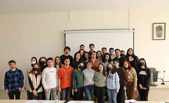 Prof. Dr. Duygu Perçin Renders: "Aşılanmış kişilerde Covid pozitif olma ihtimali 7 kat daha az"