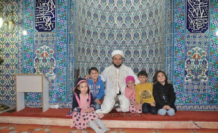 Rize’de cami imamının örnek davranışı en çok çocukları mutlu ediyor
