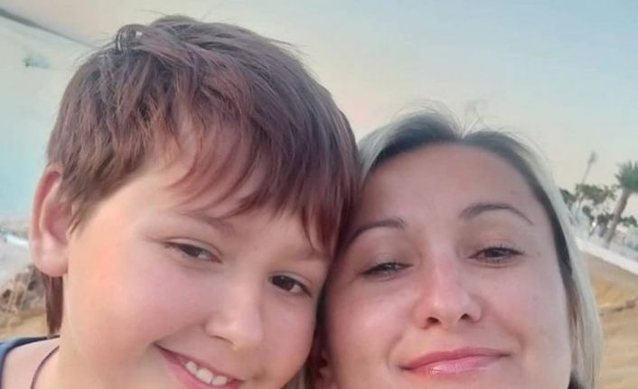 Rus bombardımanında ölen Ukraynalı anne ve oğul yaşadıkları sitenin bahçesine gömüldü