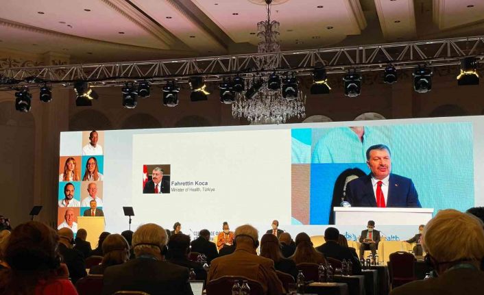 Sağlık Bakanı Fahrettin Koca, “Pasaportuna göre göçmenlere politika belirlemek bu yüzyılın tedbir kisvesine bürünmüş ırkçılığıdır”