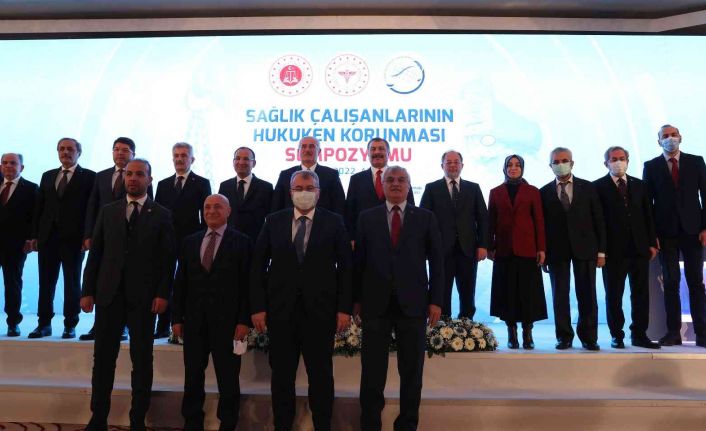 Sağlık Bakanı Koca: "Mesleğini onuruyla yapan binlerce hekimimizi işini kaygıyla yapmaktan kurtarmalıyız”